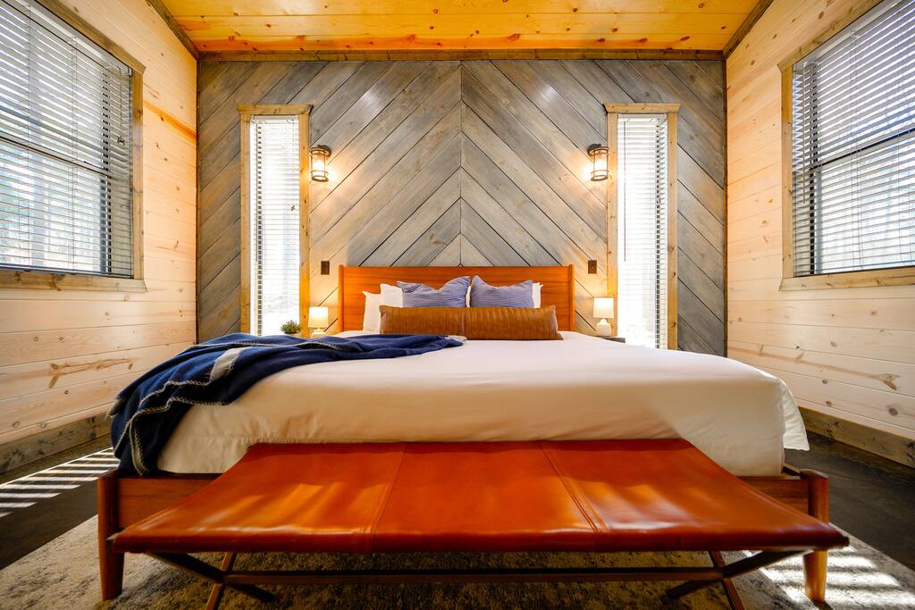 New! Modern Farmhouse w/ Jacuzzi, BBQ, Arcade! 