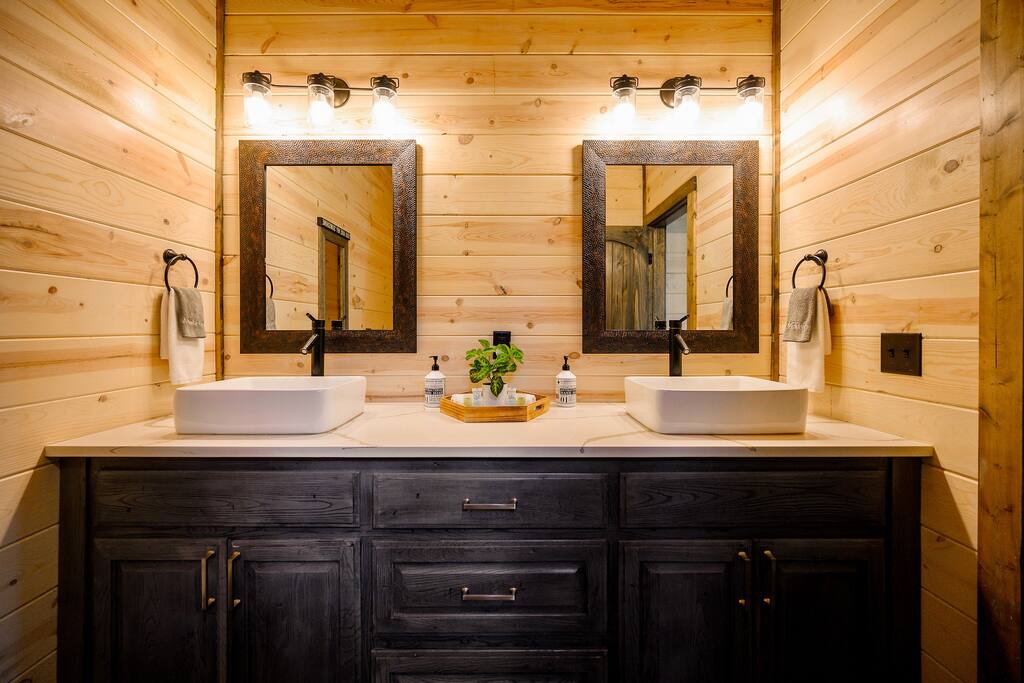 New! Modern Farmhouse w/ Jacuzzi, BBQ, Arcade! 