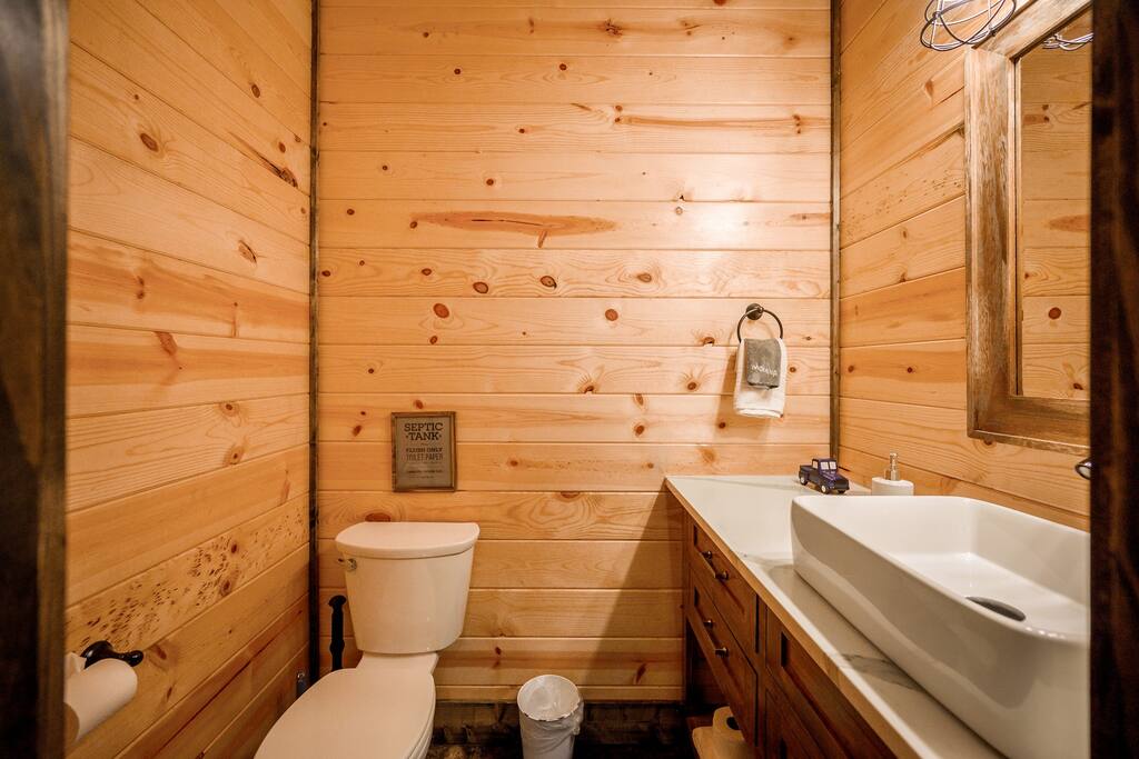New! Modern Farmhouse w/ Jacuzzi, BBQ, Arcade! 