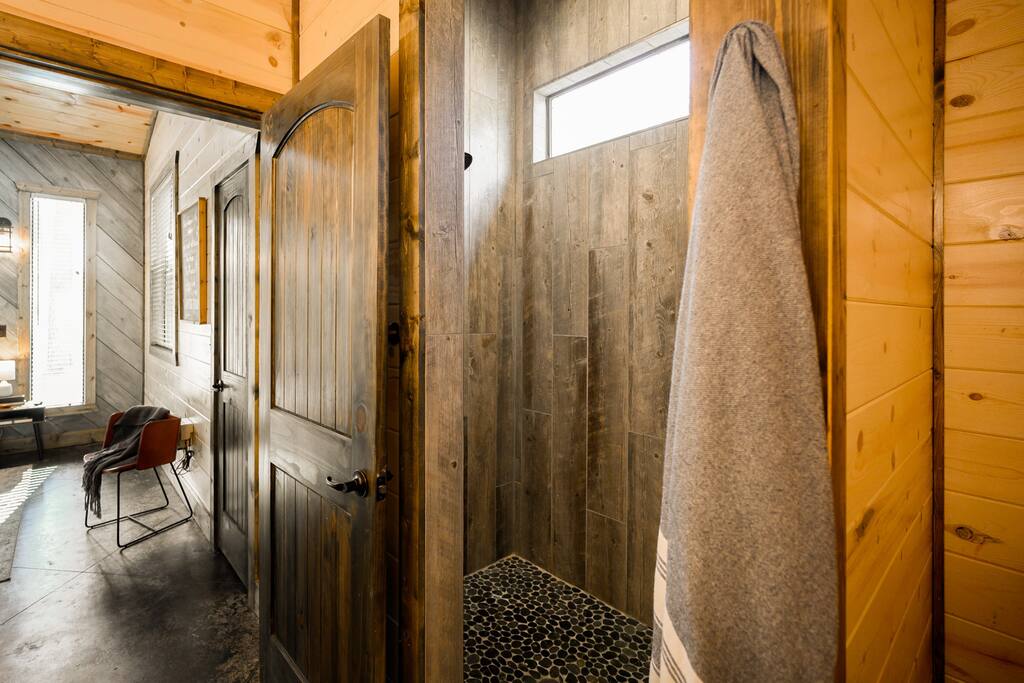 New! Modern Farmhouse w/ Jacuzzi, BBQ, Arcade! 