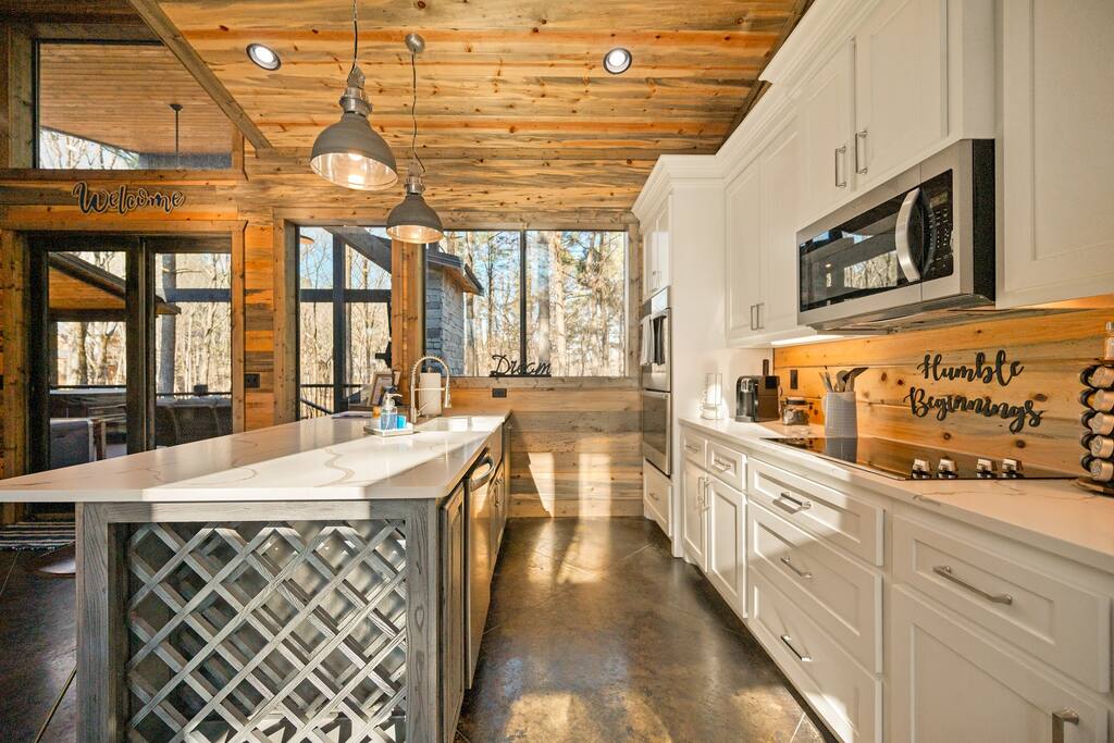 New! Modern Farmhouse w/ Jacuzzi, BBQ, Arcade! 