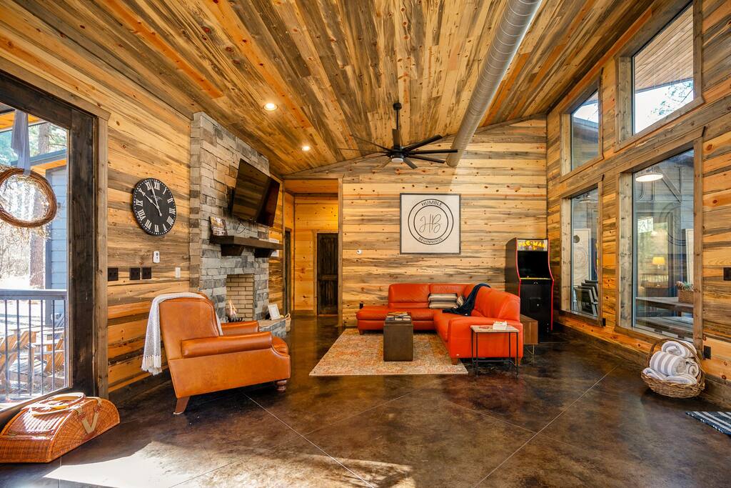 New! Modern Farmhouse w/ Jacuzzi, BBQ, Arcade! 