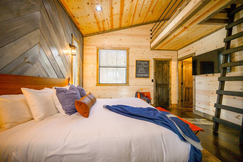New! Modern Farmhouse w/ Jacuzzi, BBQ, Arcade! 