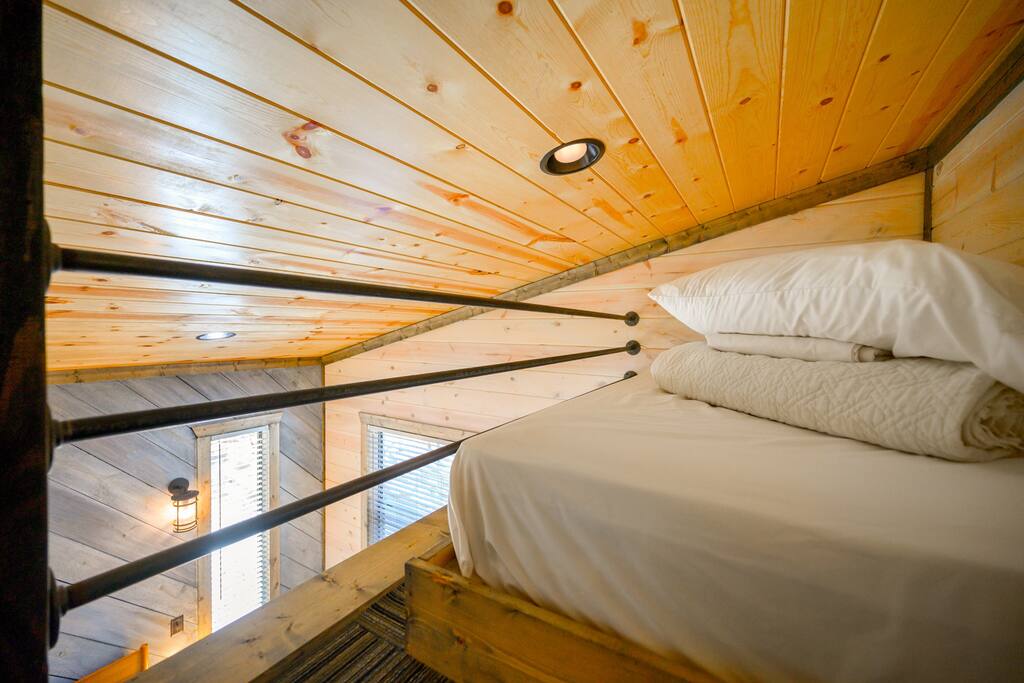 New! Modern Farmhouse w/ Jacuzzi, BBQ, Arcade! 