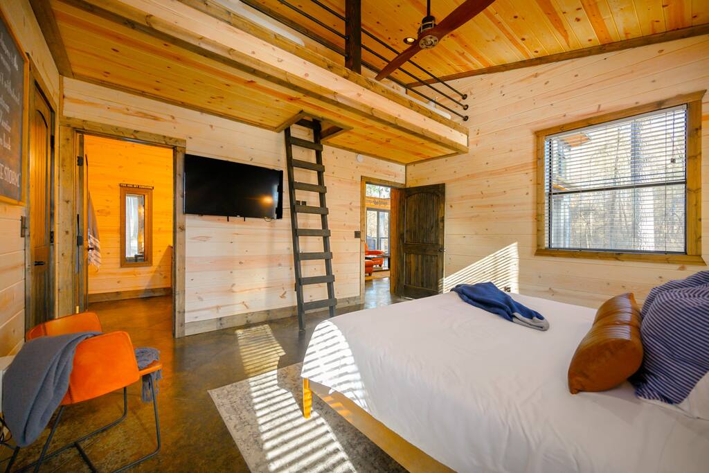 New! Modern Farmhouse w/ Jacuzzi, BBQ, Arcade! 