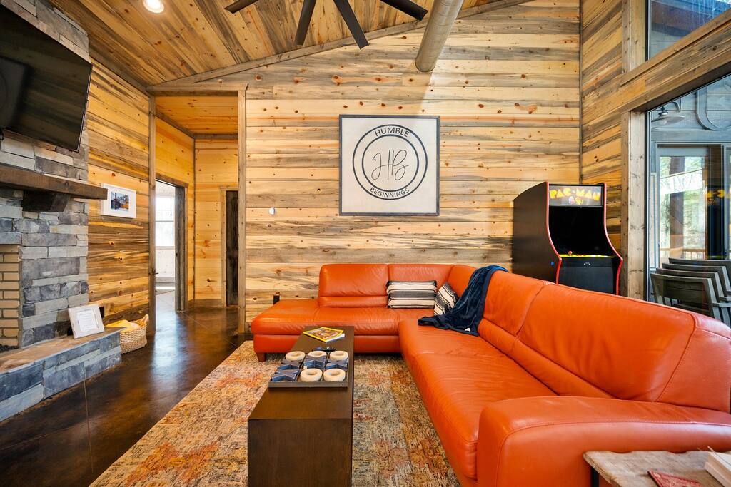 New! Modern Farmhouse w/ Jacuzzi, BBQ, Arcade! 