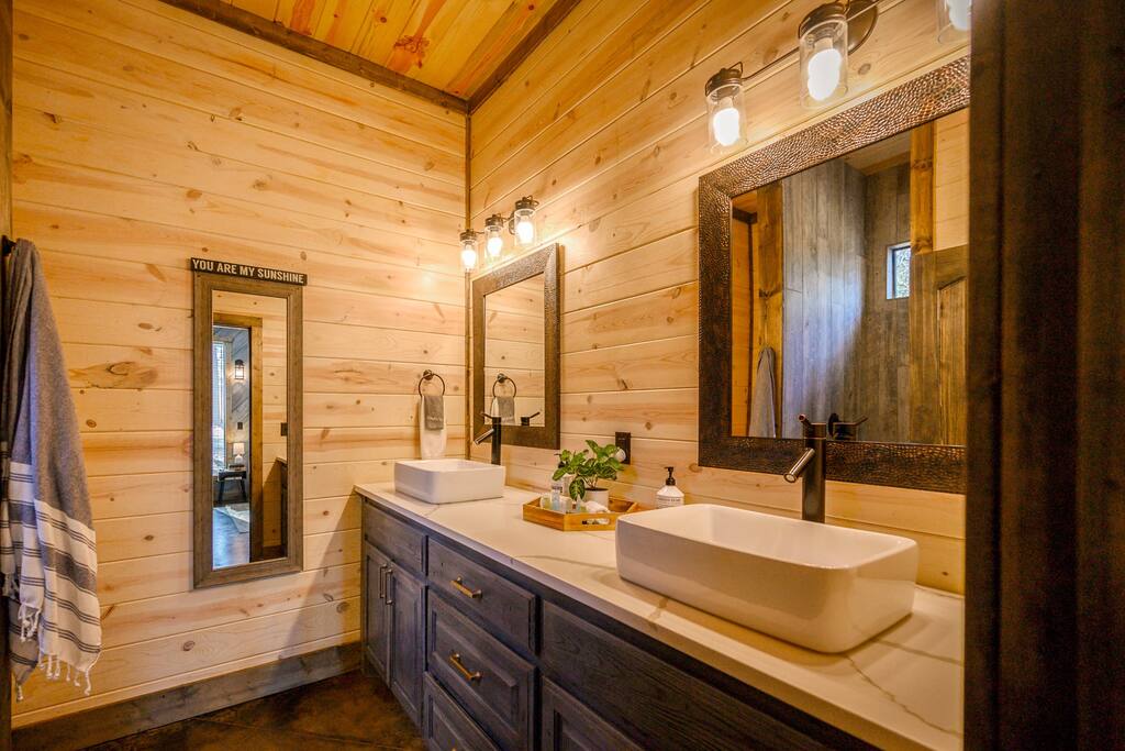 New! Modern Farmhouse w/ Jacuzzi, BBQ, Arcade! 