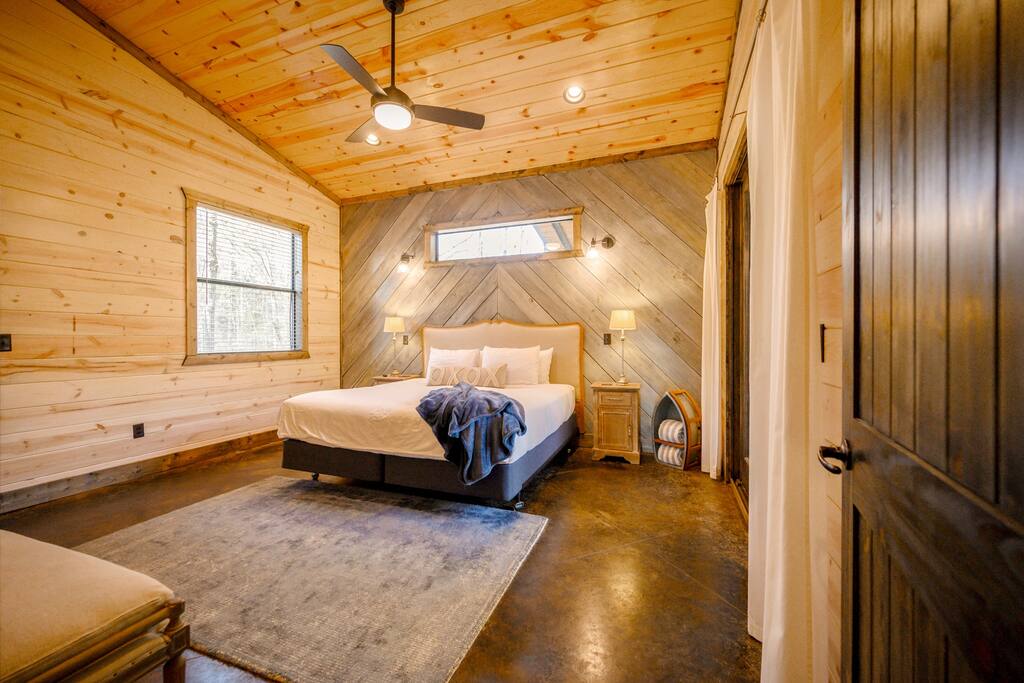 New! Modern Farmhouse w/ Jacuzzi, BBQ, Arcade! 