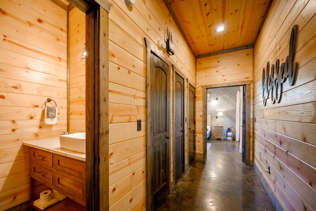 New! Modern Farmhouse w/ Jacuzzi, BBQ, Arcade! 