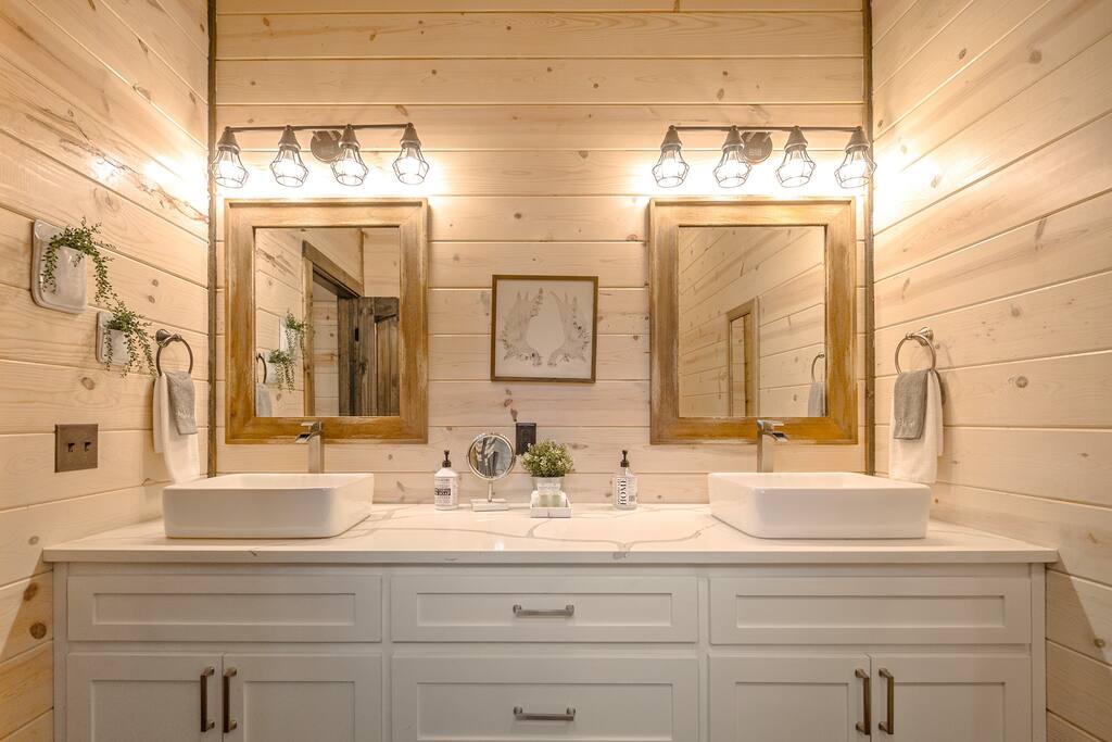 New! Modern Farmhouse w/ Jacuzzi, BBQ, Arcade! 