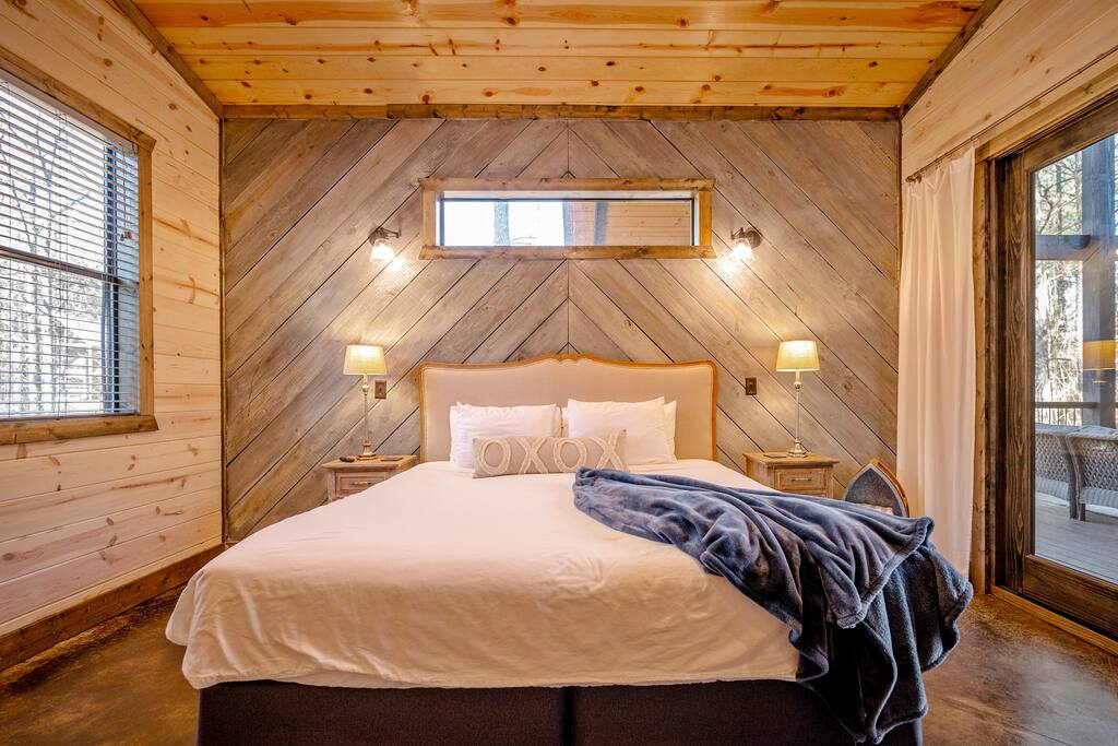 New! Modern Farmhouse w/ Jacuzzi, BBQ, Arcade! 