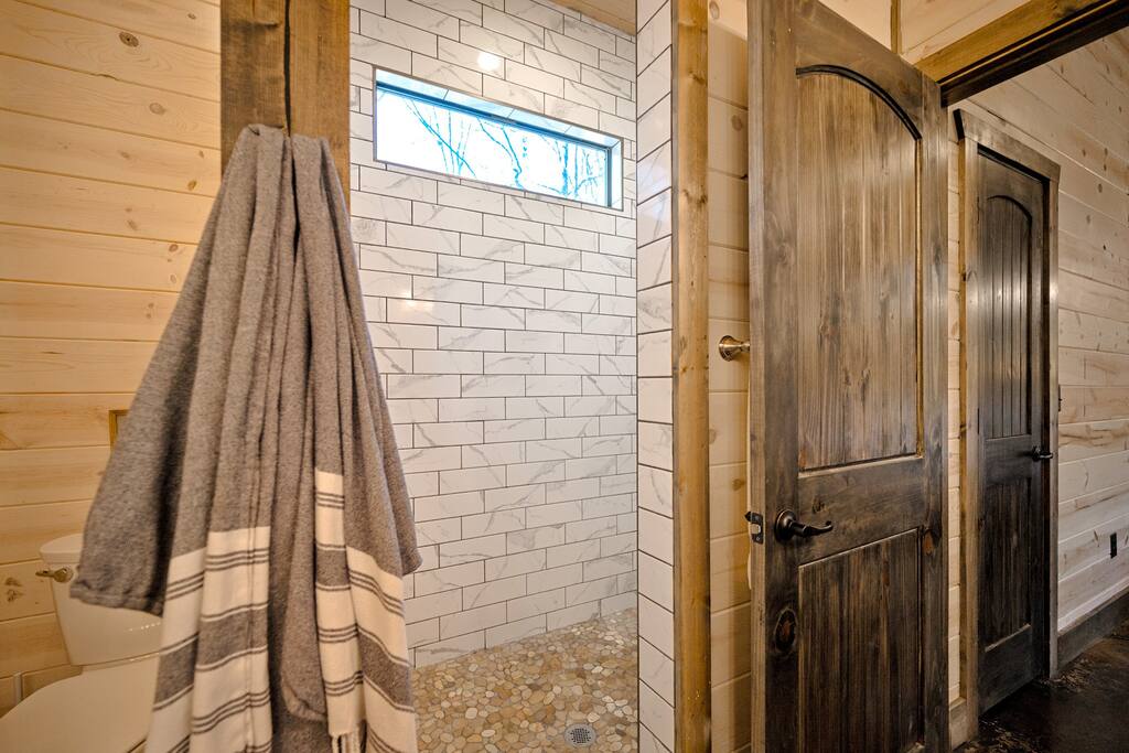New! Modern Farmhouse w/ Jacuzzi, BBQ, Arcade! 