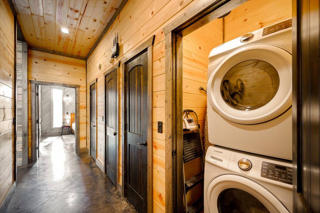 New! Modern Farmhouse w/ Jacuzzi, BBQ, Arcade! 