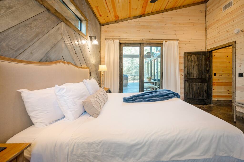 New! Modern Farmhouse w/ Jacuzzi, BBQ, Arcade! 