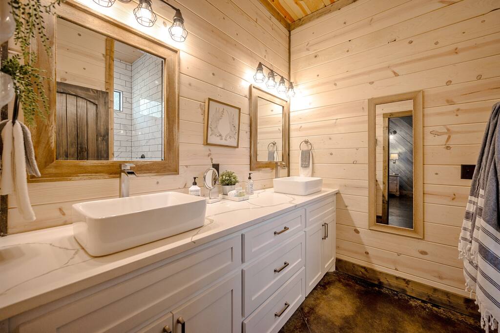 New! Modern Farmhouse w/ Jacuzzi, BBQ, Arcade! 