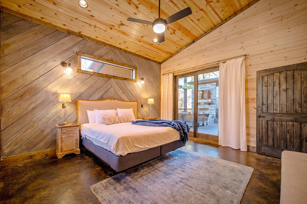 New! Modern Farmhouse w/ Jacuzzi, BBQ, Arcade! 