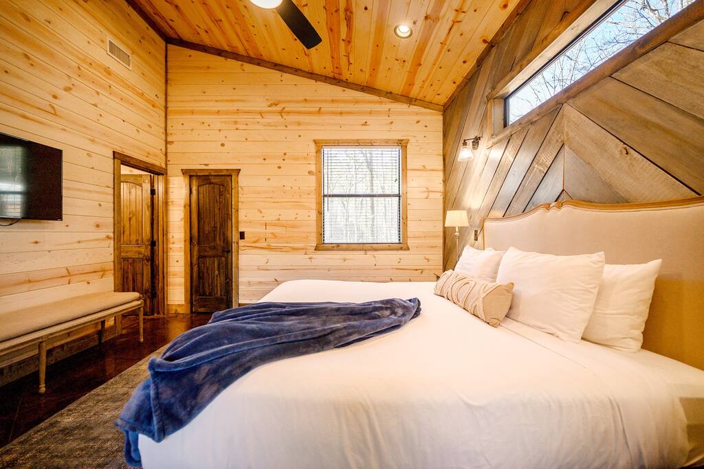 New! Modern Farmhouse w/ Jacuzzi, BBQ, Arcade! 
