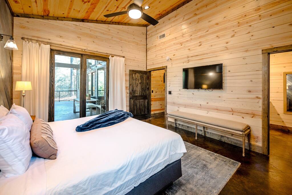 New! Modern Farmhouse w/ Jacuzzi, BBQ, Arcade! 