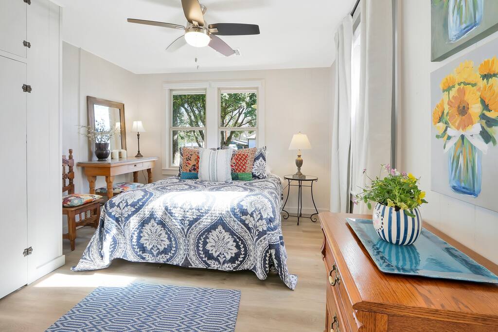 Little Dipper - Walk to historic downtown square! — Johnson City, TX — vacation rental