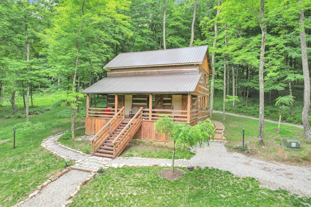 Walnut Lodge Cabin|16 Private Acres with Trails — Glenford, OH — vacation rental