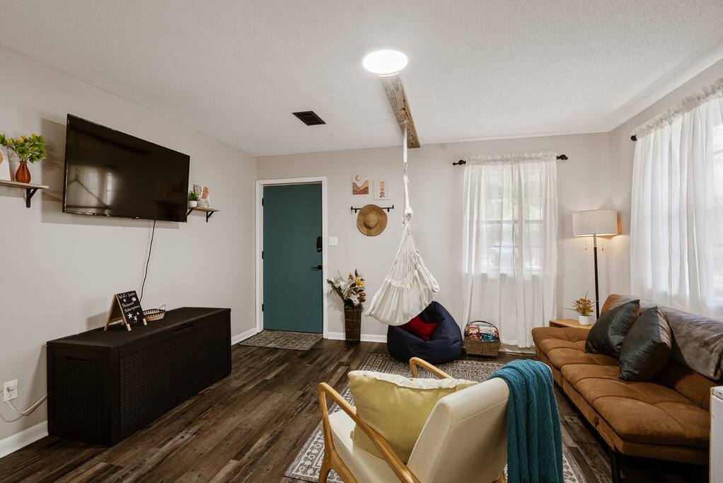 Cozy hideaway w/ workspace & BBQ grill — Pensacola, FL — vacation rental