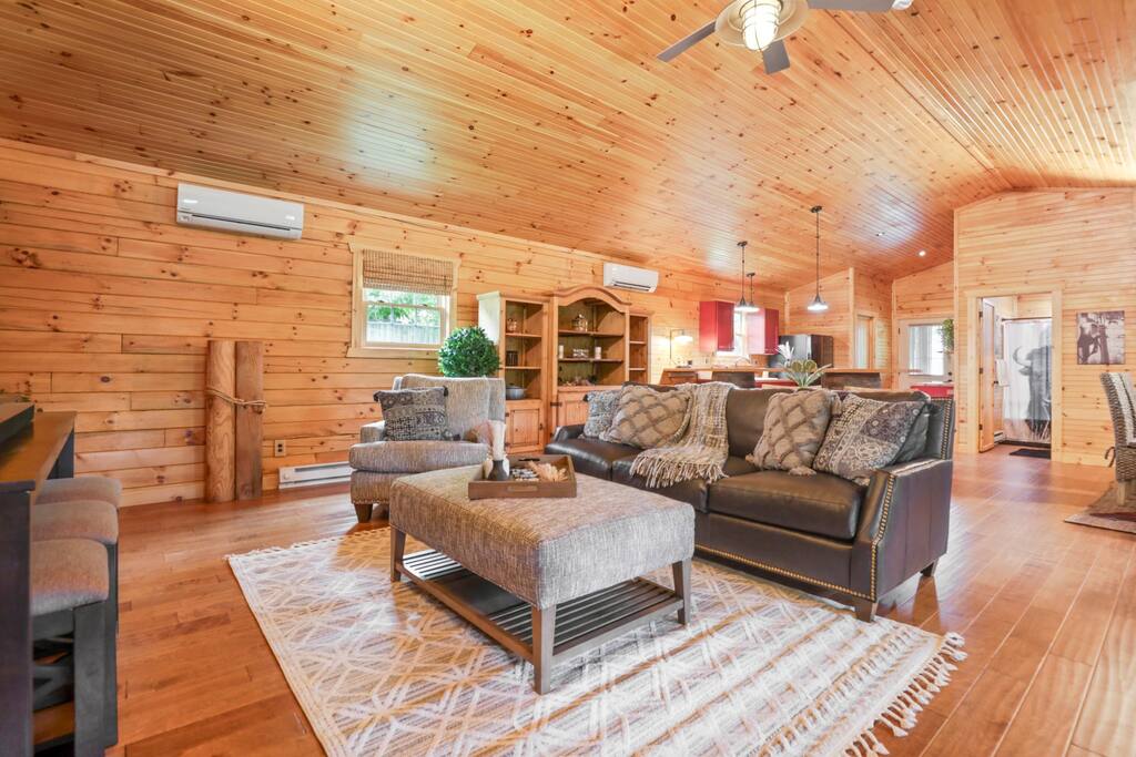 Shoreline Shadows Buckeye Lake|Hot Tub — Thornville, OH — vacation rental