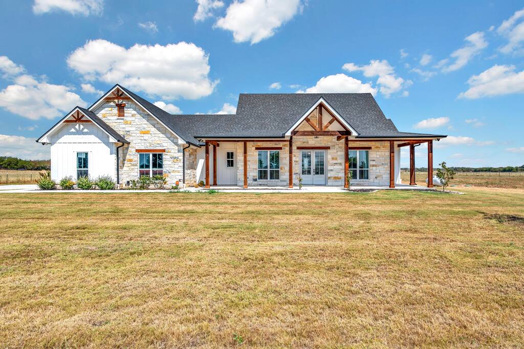 New! Luxury Texas Farmhouse — Waco, TX — vacation rental