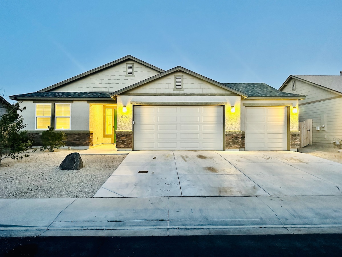 4-Bedroom 5TVs -20 Min to USA Pkwy|Sleeps 14|Pet OK โ Fernley, NV โ vacation rental