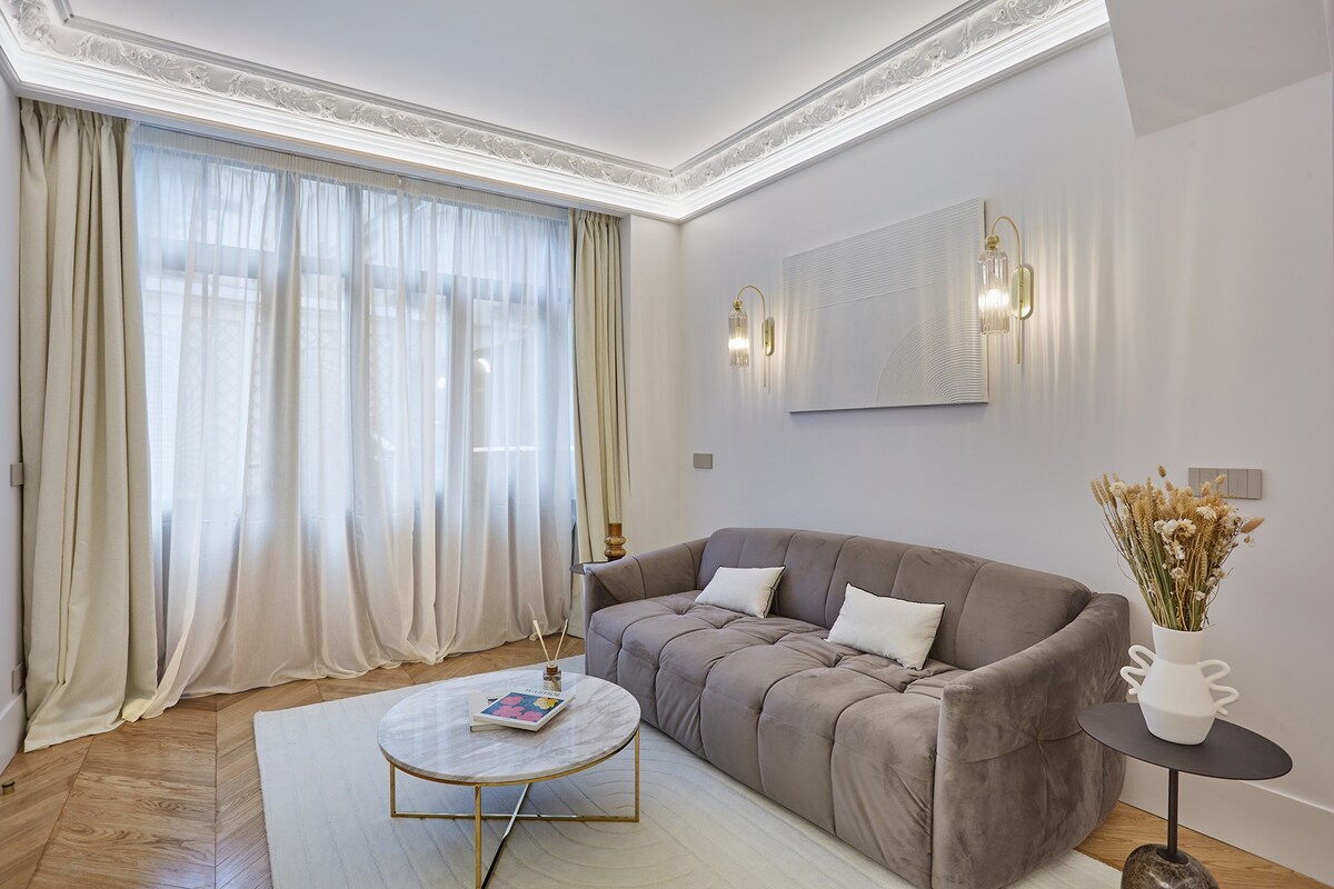 Superb AC Apartment Roosevelt Saint Honoré — Paris, Île-de-France — vacation rental