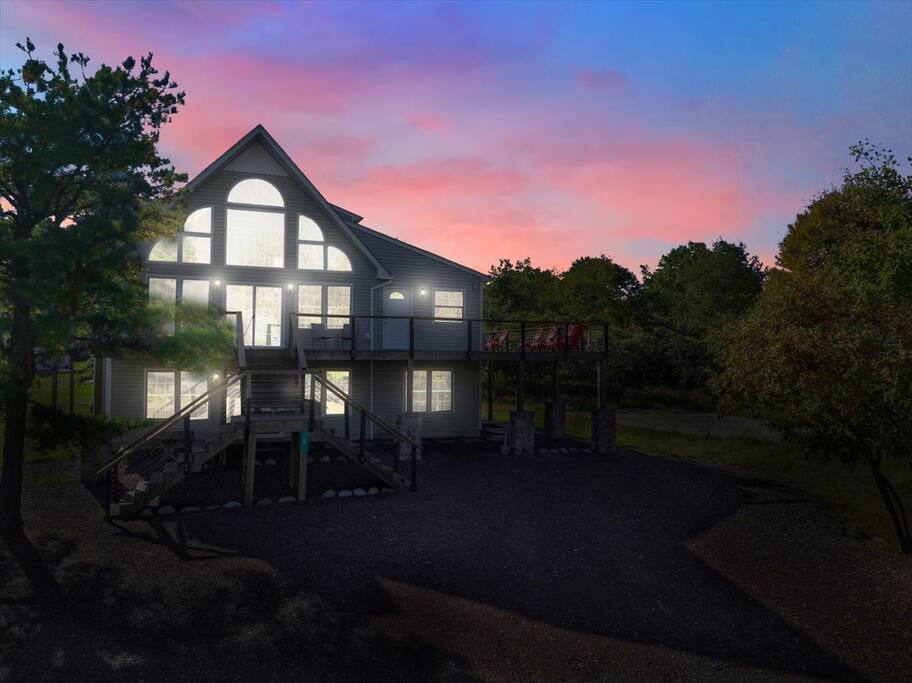 Beachview Chalet | Steps to Lake | Mins to Skiing