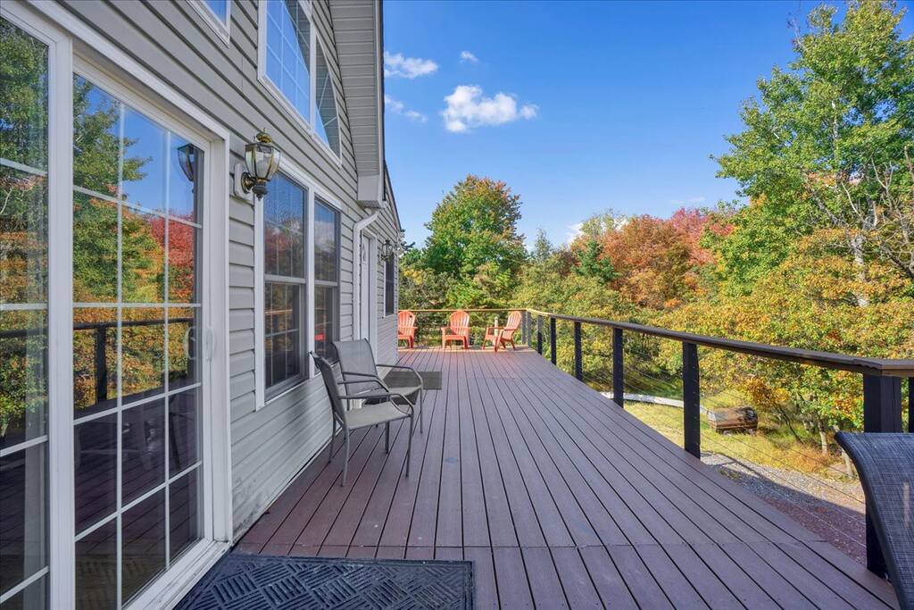 Beachview Chalet | Steps to Lake | Mins to Skiing