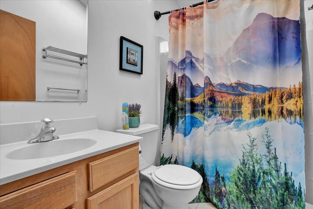 Beachview Chalet | Steps to Lake | Mins to Skiing