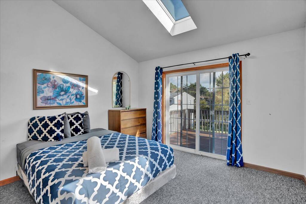 Beachview Chalet | Steps to Lake | Mins to Skiing