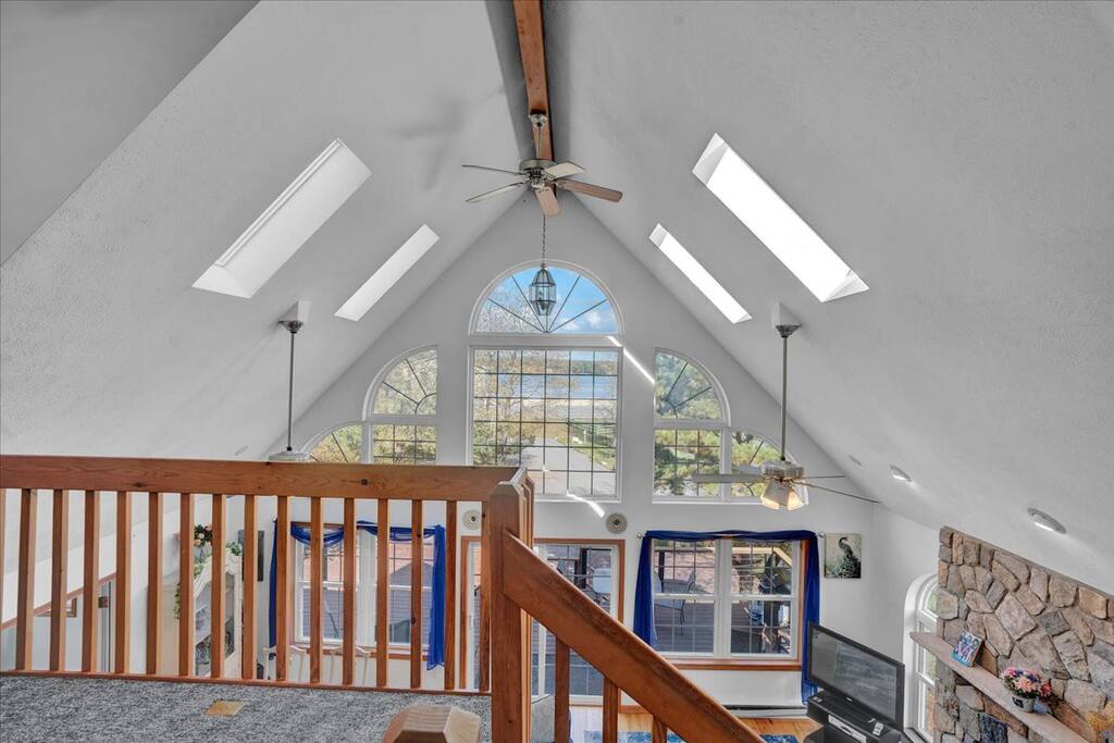Beachview Chalet | Steps to Lake | Mins to Skiing