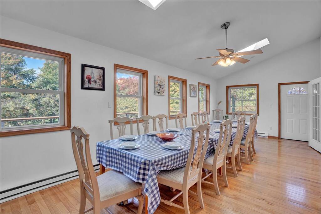 Beachview Chalet | Steps to Lake | Mins to Skiing