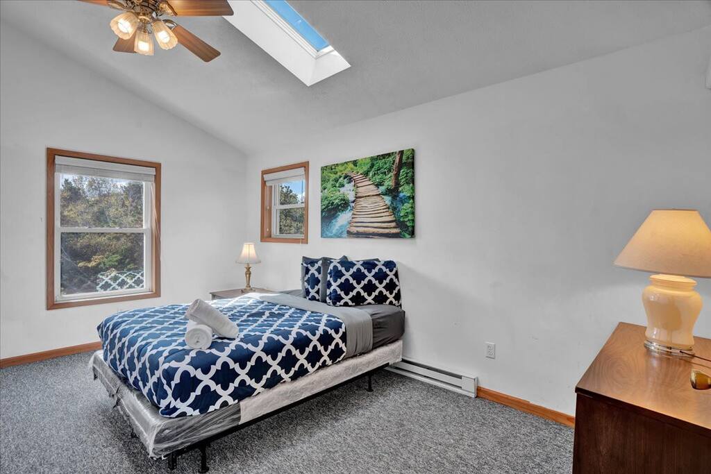 Beachview Chalet | Steps to Lake | Mins to Skiing