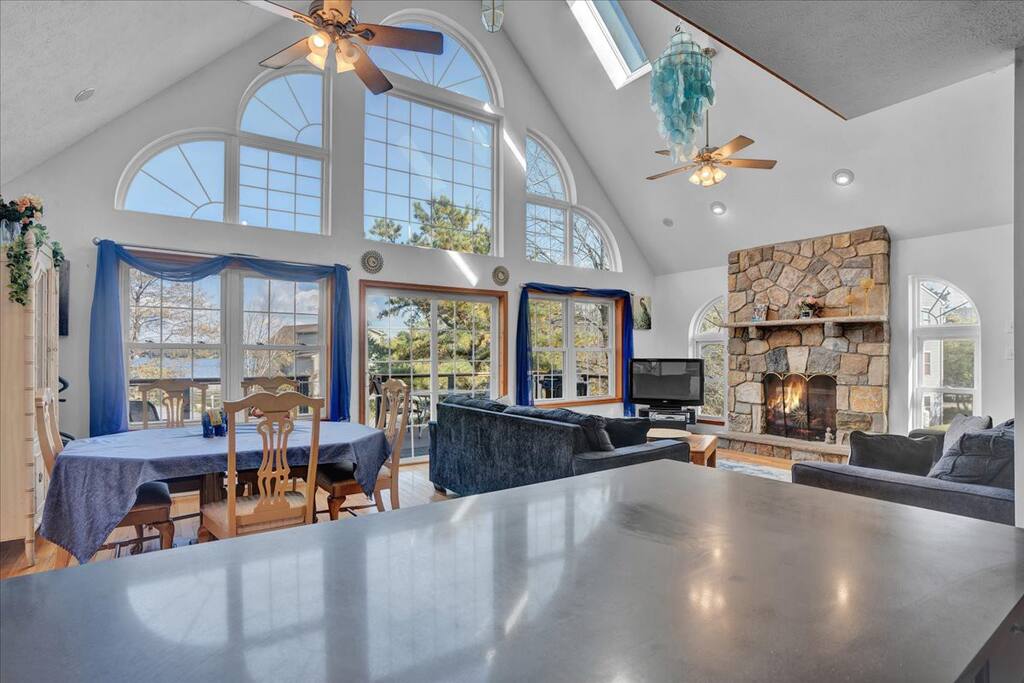 Beachview Chalet | Steps to Lake | Mins to Skiing