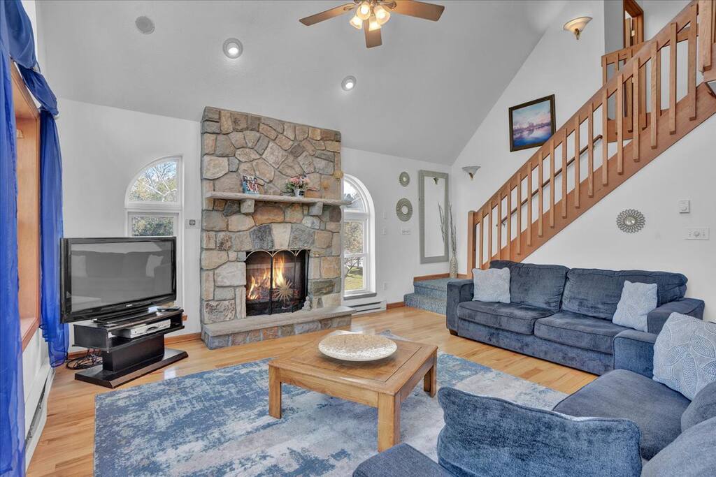 Beachview Chalet | Steps to Lake | Mins to Skiing