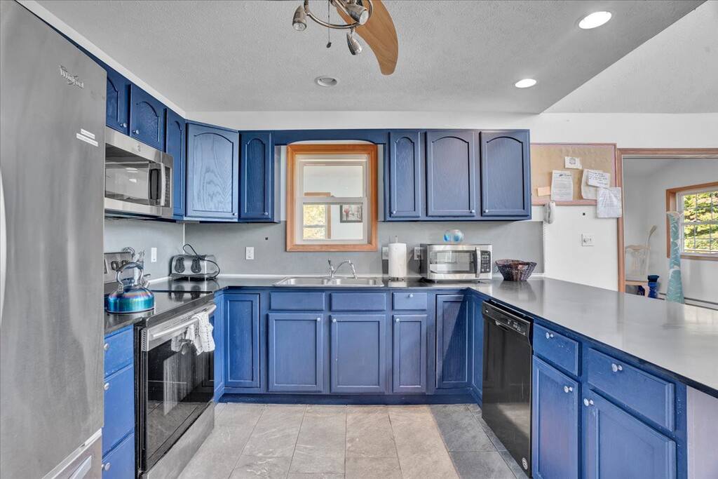 Beachview Chalet | Steps to Lake | Mins to Skiing