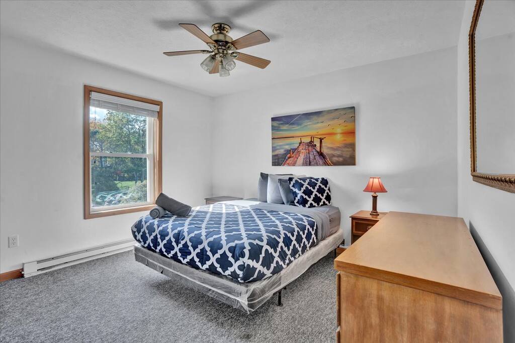 Beachview Chalet | Steps to Lake | Mins to Skiing