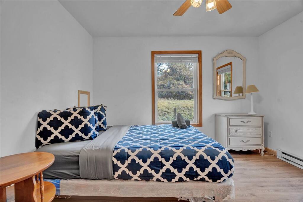 Beachview Chalet | Steps to Lake | Mins to Skiing