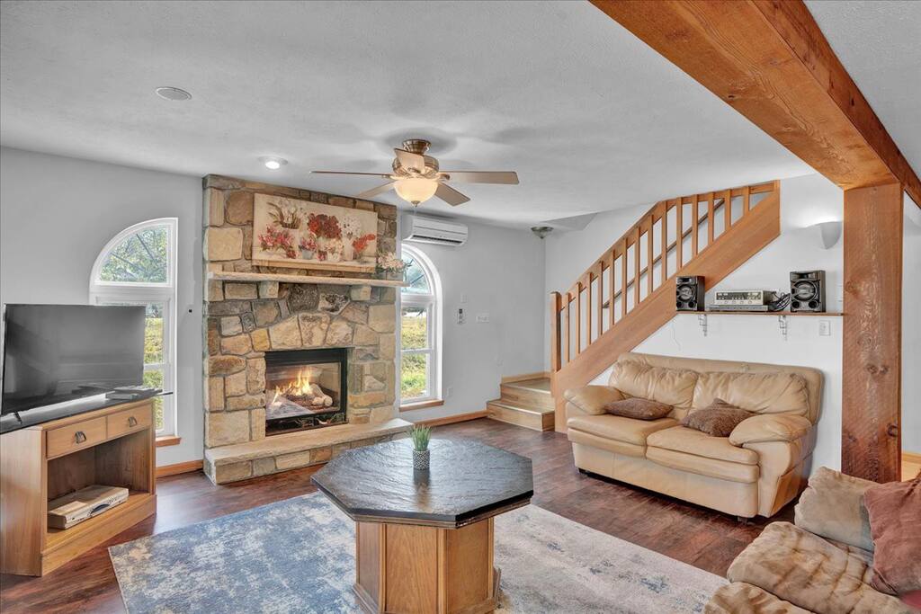 Beachview Chalet | Steps to Lake | Mins to Skiing