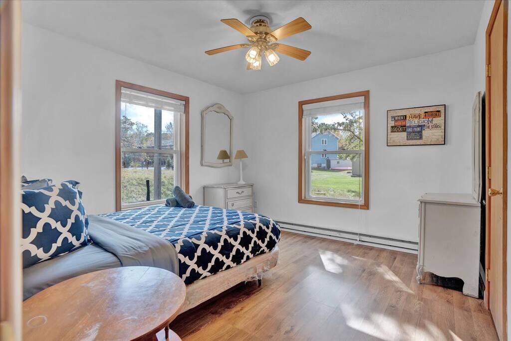 Beachview Chalet | Steps to Lake | Mins to Skiing
