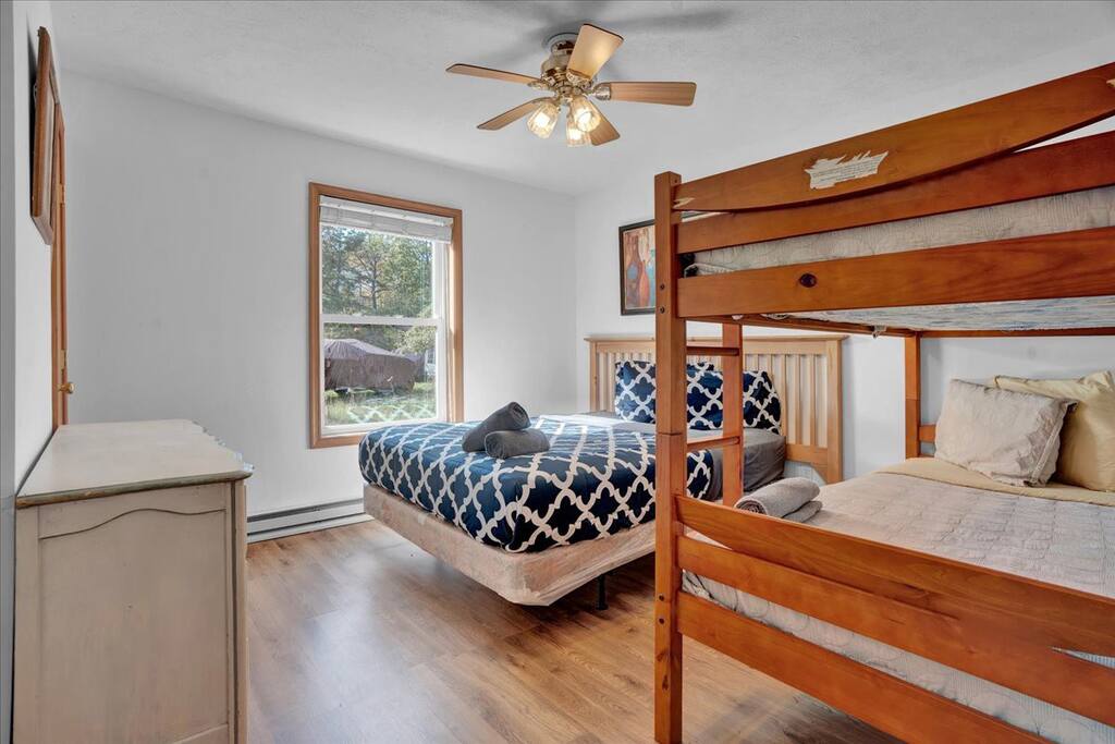 Beachview Chalet | Steps to Lake | Mins to Skiing