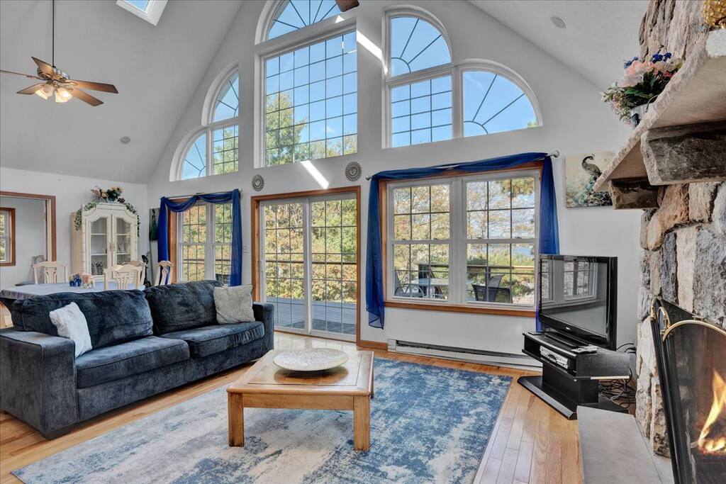 Beachview Chalet | Steps to Lake | Mins to Skiing — Albrightsville, PA — vacation rental