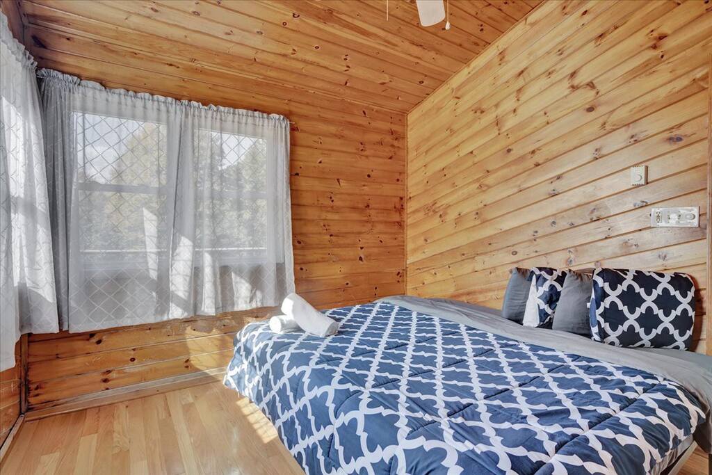 Beachview Chalet | Steps to Lake | Mins to Skiing