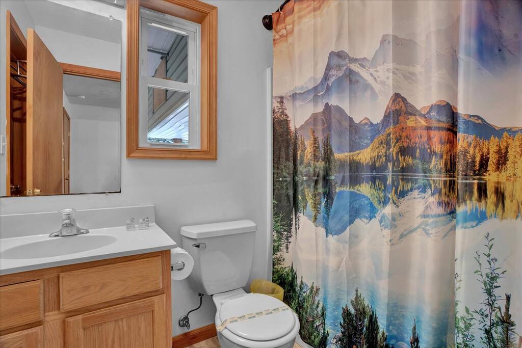 Beachview Chalet | Steps to Lake | Mins to Skiing