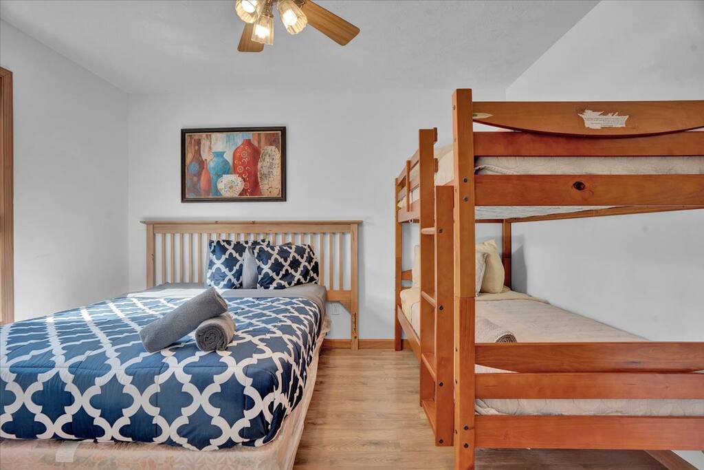 Beachview Chalet | Steps to Lake | Mins to Skiing