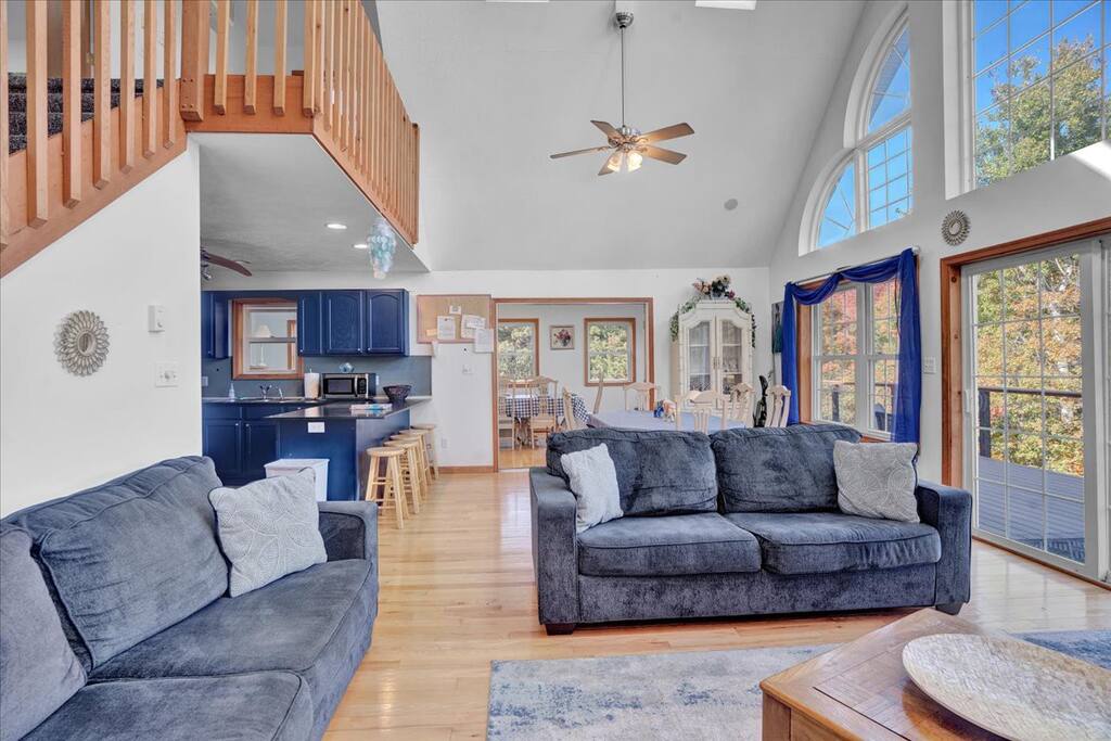 Beachview Chalet | Steps to Lake | Mins to Skiing