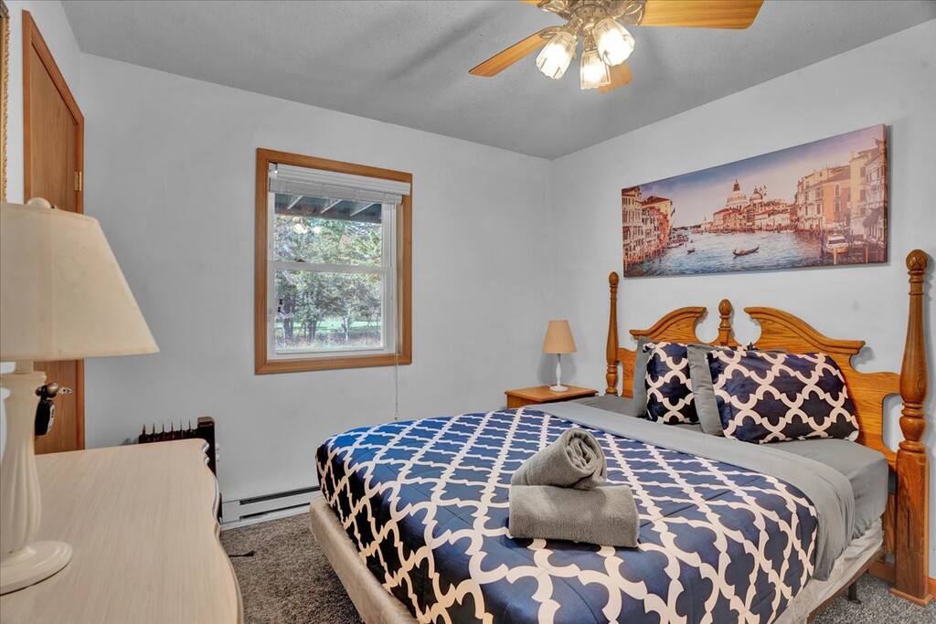 Beachview Chalet | Steps to Lake | Mins to Skiing